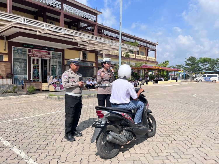 Satlantas Polresta Barelang Laksanakan Police Go To School Di SMA Negeri 19 Batam Dalam Rangka Ops Patuh Seligi 2025