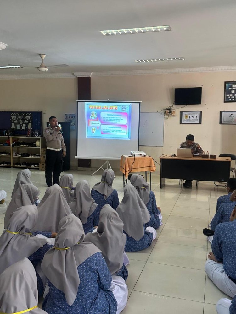 Satlantas Polresta Barelang Gelar Kegiatan Police Go To School Di SMP Islam Integral Luqman Al-Hakim Batam Dalam Rangka Ops Patuh Seligi 2025