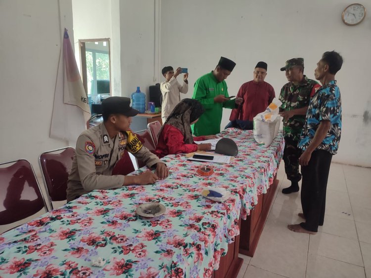 Bersama Warga, Brigadir Nofri Dampingi Penyaluran Bantuan Pangan: Wujud Nyata Sinergi Polri dan Pemerintah Hadapi Tantangan Ekonomi