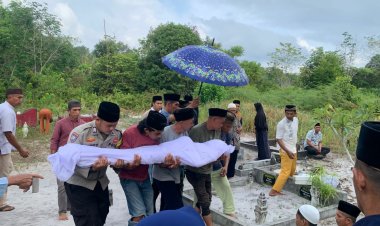 Polisi Peduli: Brigpol Sukoy De Komar Sambang Duka Warga yang Meninggal Dunia