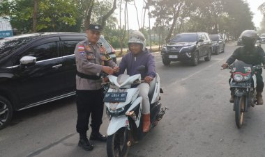POLSEK SEKUPANG BAGIKAN 200 BENDERA MERAH PUTIH KEPADA PENGENDARA DI LAMPU MERAH HILLTOP, DALAM RANGKA MENYAMBUT HUT RI KE-80