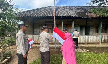 Polsek Dabo Singkep Tebar Semangat Nasionalisme Lewat Pembagian Bendera Merah Putih