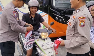 POLSEK SEKUPANG BAGIKAN 150 BENDERA MERAH PUTIH KEPADA PENGGUNA JALAN DALAM RANGKA HUT RI KE-80