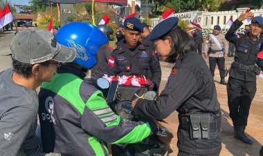 SAMBUT HUT RI KE-80, SATBRIMOB POLDA KEPRI BAGIKAN 1.000 BENDERA MERAH PUTIH