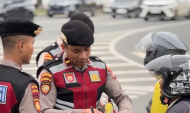 JELANG HUT RI KE-80, DITSAMAPTA POLDA KEPRI BAGIKAN RATUSAN BENDERA