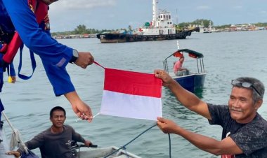 Sambut Hut Ke-80 RI, Polres Bintan Bagikan Bendera Merah Putih Kepada Pengendara Motor Dan Nelayan