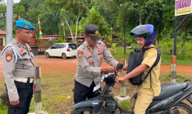 Polsek Singkep Barat Ajak Warga Kibarkan Merah Putih Sambut HUT RI ke-80