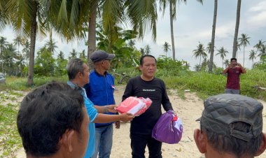DITINTELKAM POLDA KEPRI BAGIKAN BENDERA MERAH PUTIH UNTUK NELAYAN DI BATAM