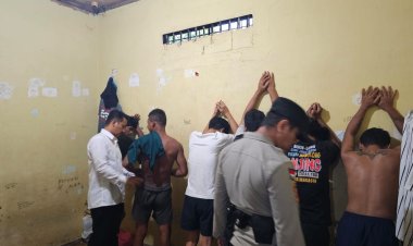 POLSEK SEKUPANG LAKSANAKAN PENGECEKAN KONDISI TAHANAN DAN RUANG TAHANAN SECARA RUTIN DEMI JAMINAN KEAMANAN DAN KESEHATAN