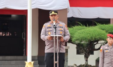 Kapolres Lingga Berikan Penghargaan kepada Personel  Berprestasi pada Ajang Merdeka Run 7K HUT ke-80 RI