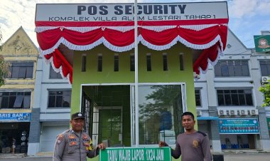 BHABINKAMTIBMAS POLSEK SEKUPANG BAGIKAN BENDERA MERAH PUTIH GRATIS DAN AJAK WARGA SAMBUT HUT RI KE-80