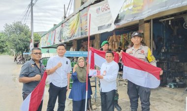 Bangkitkan Semangat Nasionalisme, Polsek Bengkong Distribusikan Bendera ke Warga