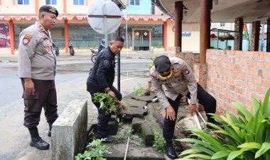 Respons Cepat Polres Lingga: Wakapolres Turun Langsung Bantu Warga Terdampak Banjir