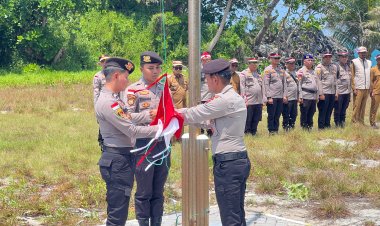 Pengibaran Bendera Merah Putih Di Pulau Perbatasan Indonesia Pulau Sentut oleh Polres Bintan