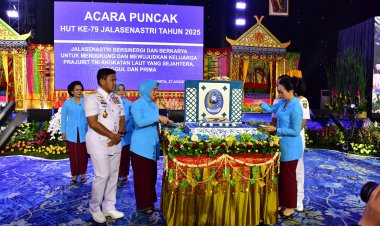 DANKODAERAL IV HADIRI UPACARA SERTIJAB PANGKOARMADA III DAN PEJABAT UTAMA KOARMADA RI