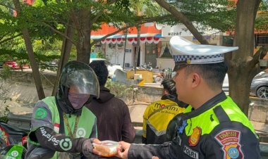 Satlantas Polresta Barelang Gelar Jumat Berkah, Berbagi dengan Ojek Online dan Masyarakat