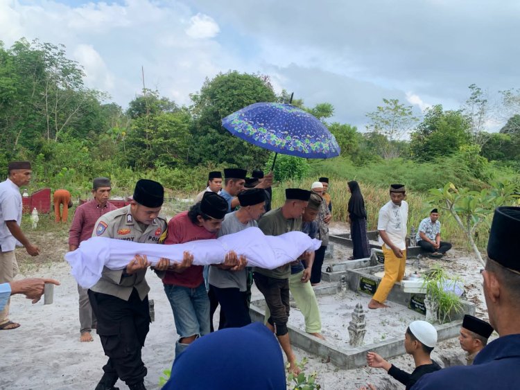 Polisi Peduli: Brigpol Sukoy De Komar Sambang Duka Warga yang Meninggal Dunia