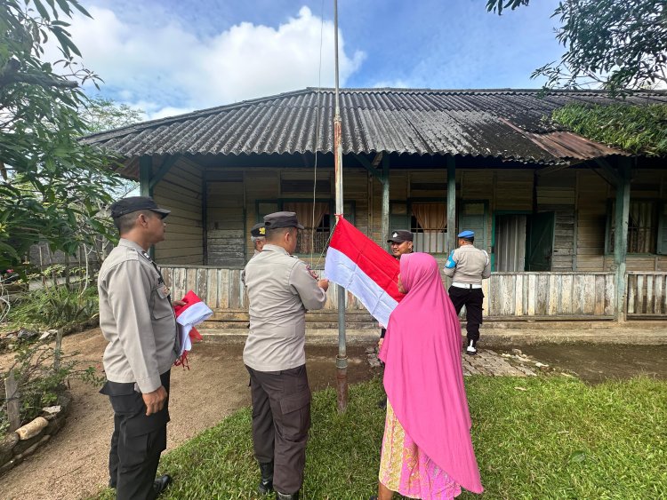 Polsek Dabo Singkep Tebar Semangat Nasionalisme Lewat Pembagian Bendera Merah Putih