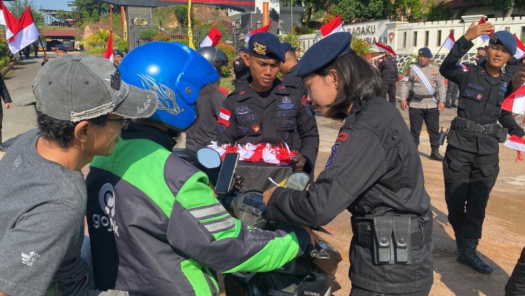 SAMBUT HUT RI KE-80, SATBRIMOB POLDA KEPRI BAGIKAN 1.000 BENDERA MERAH PUTIH