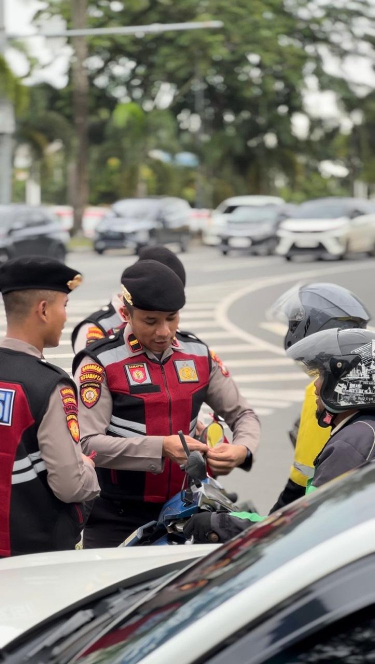 JELANG HUT RI KE-80, DITSAMAPTA POLDA KEPRI BAGIKAN RATUSAN BENDERA