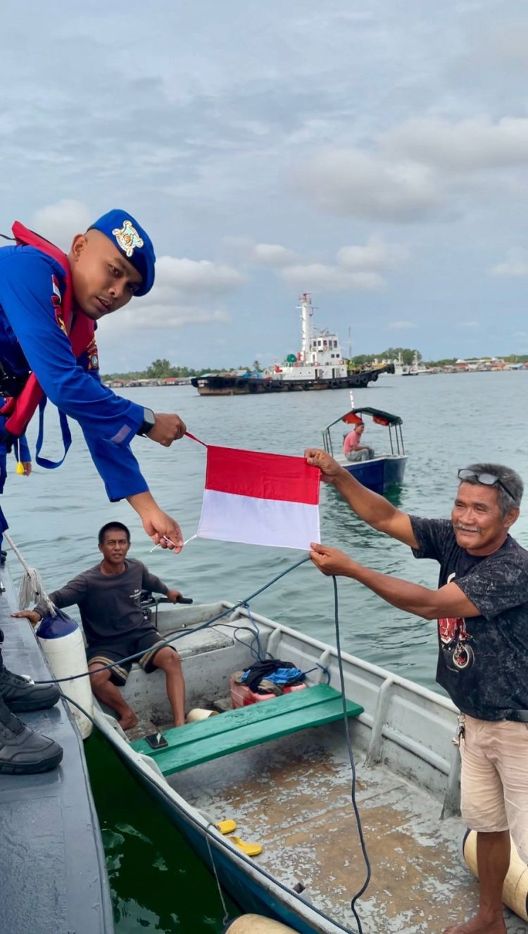 Sambut Hut Ke-80 RI, Polres Bintan Bagikan Bendera Merah Putih Kepada Pengendara Motor Dan Nelayan