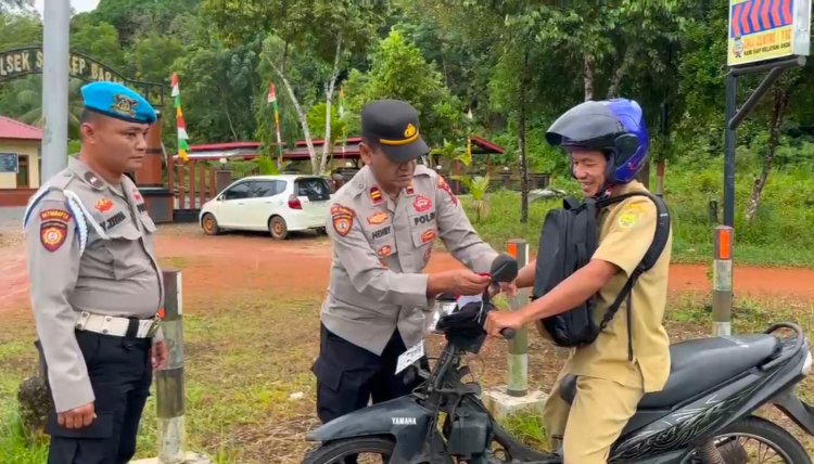 Polsek Singkep Barat Ajak Warga Kibarkan Merah Putih Sambut HUT RI ke-80