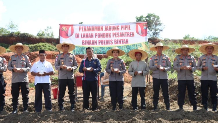Kapolres Bintan Tanam Jagung Pipil Serentak di Pondok Pesantren Syaikh Zainuddin Nadhatul Whatan Bintan