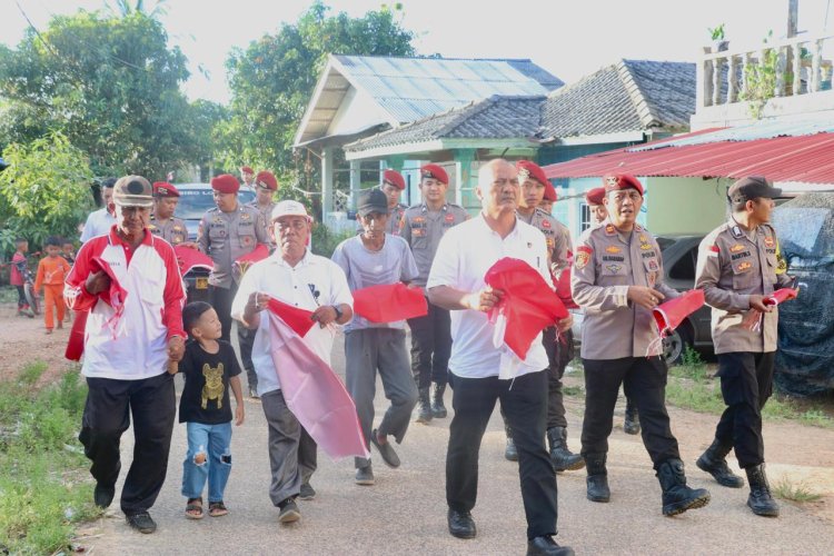 SEMANGAT NASIONALISME, DITRESKRIMSUS POLDA KEPRI BAGIKAN 700 BENDERA DAN BANSOS