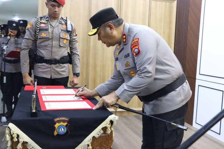 KAPOLDA KEPRI PIMPIN UPACARA SERTIJAB KAYANMA DAN KOORSPRIPIM POLDA KEPRI