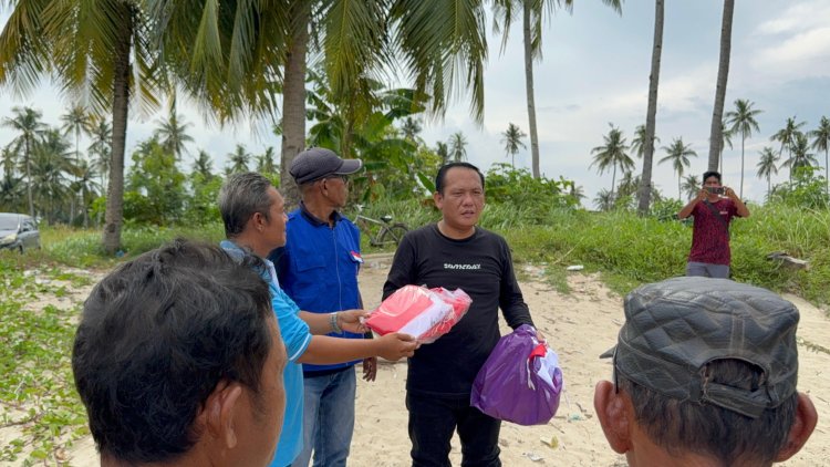 DITINTELKAM POLDA KEPRI BAGIKAN BENDERA MERAH PUTIH UNTUK NELAYAN DI BATAM