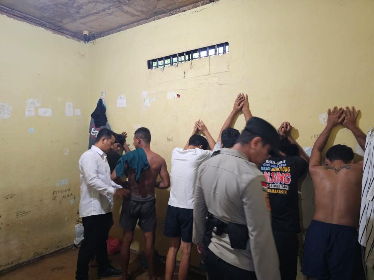 POLSEK SEKUPANG LAKSANAKAN PENGECEKAN KONDISI TAHANAN DAN RUANG TAHANAN SECARA RUTIN DEMI JAMINAN KEAMANAN DAN KESEHATAN