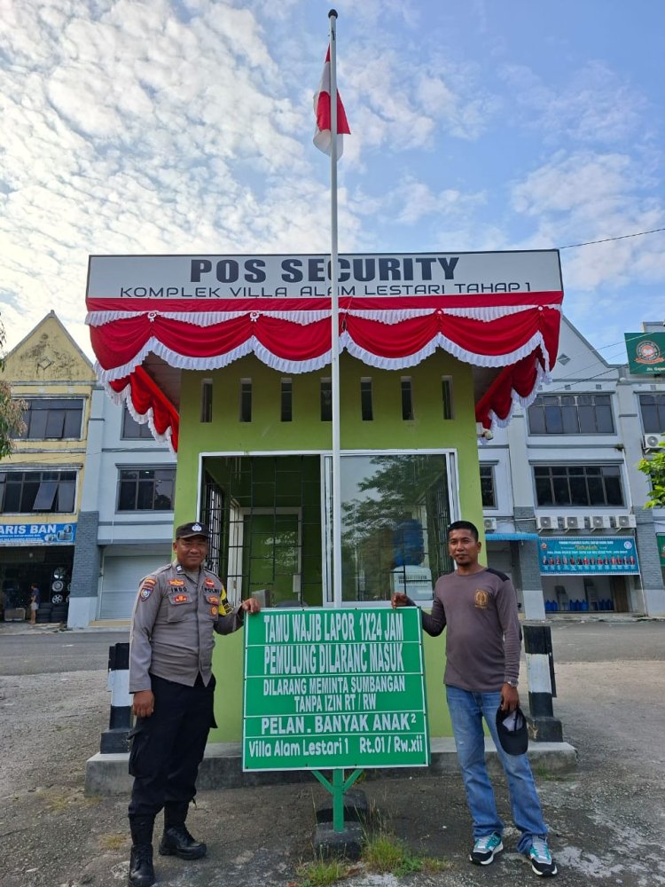 BHABINKAMTIBMAS POLSEK SEKUPANG BAGIKAN BENDERA MERAH PUTIH GRATIS DAN AJAK WARGA SAMBUT HUT RI KE-80