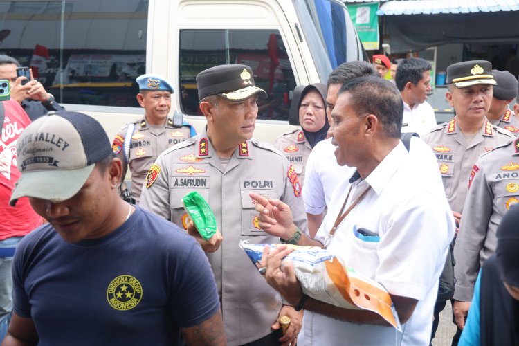 DUKUNG STABILITAS HARGA, KAPOLDA KEPRI TINJAU GERAKAN PANGAN MURAH DI PASAR BOTANIA 2