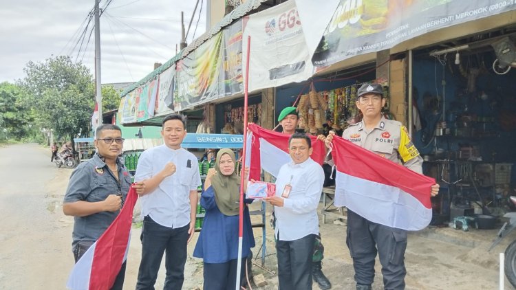 Bangkitkan Semangat Nasionalisme, Polsek Bengkong Distribusikan Bendera ke Warga