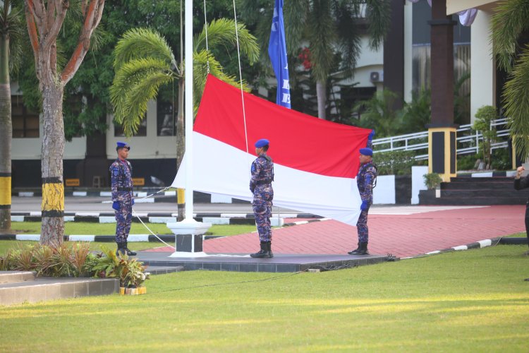 POLDA KEPRI GELAR UPACARA HUT KE-80 RI DENGAN KHIDMAT DAN PENUH SEMANGAT KEBANGSAAN