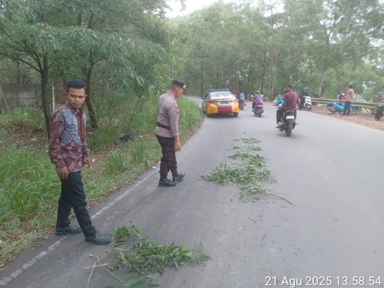 Batara Biru Polsek Sekupang Tangani Jalan Licin Pemicu Kecelakaan di Tanjung Riau