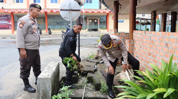 Respons Cepat Polres Lingga: Wakapolres Turun Langsung Bantu Warga Terdampak Banjir