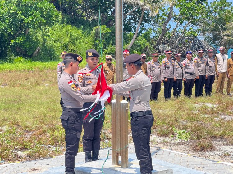 Pengibaran Bendera Merah Putih Di Pulau Perbatasan Indonesia Pulau Sentut oleh Polres Bintan
