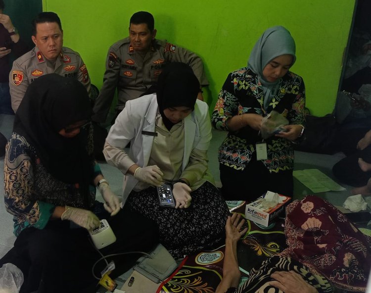 Kapolsek Batu Ampar Pimpin Kunjungan Sosial ke Lansia Sakit di Tanjung Sengkuang