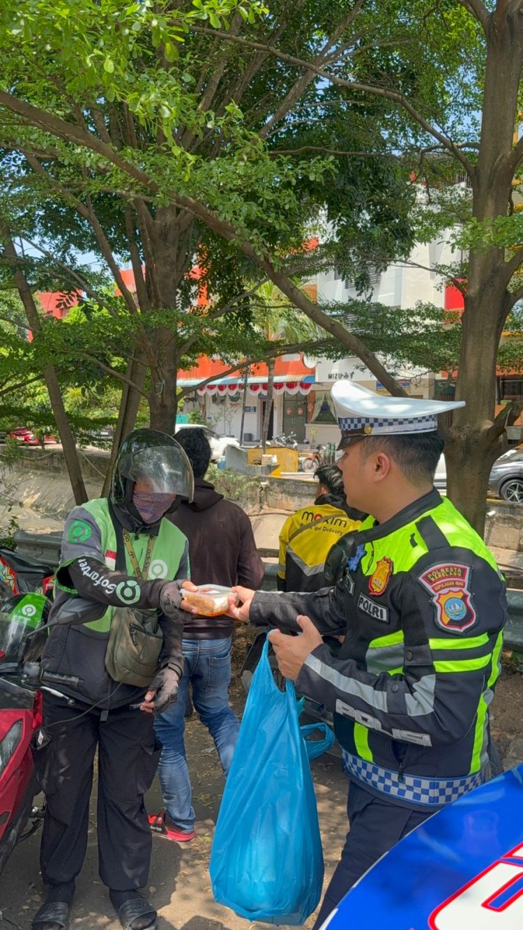 Satlantas Polresta Barelang Gelar Jumat Berkah, Berbagi dengan Ojek Online dan Masyarakat