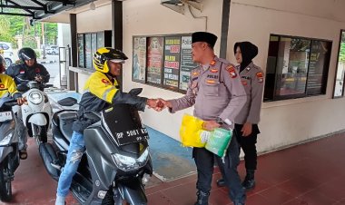 Polsek Balai Polres Karimun Bagikan Beras Gratis Kepada Ojek Online dan Ojek Pelabuhan
