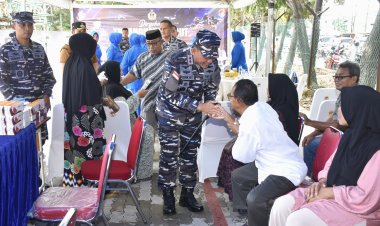 TNI AL Kodaeral IV Gelar Bakti Kesehatan dan Bagikan Sembako untuk Warga Batam