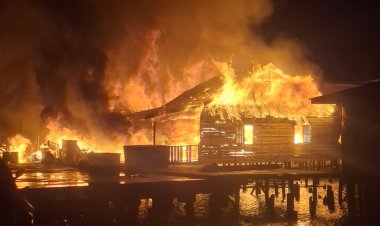 Kebakaran Hebat di Sedanau Hanguskan 5 Rumah, Warga Berjuang Padamkan Api dengan Air Laut