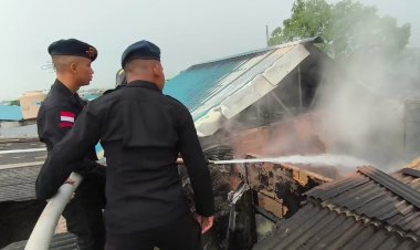 RESPON CEPAT SATBRIMOB POLDA KEPRI EVAKUASI DAN PADAMKAN KEBAKARAN RUMAH WARGA DI PERUMAHAN CITRA LAGUNA, BATAM