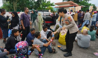 Aksi Humanis Polwan Polres Karimun Saat Aksi Unjuk Rasa Di Kantor Pengadilan Negeri Karimun