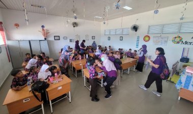 Aksi Peduli: Universitas Airlangga Hadir di SD Negeri 004 Belakang Padang, Pemeriksaan Gigi Wujudkan Senyum Sehat Anak Pulau