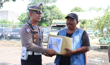 Polantas Menyapa, Bagikan Bantuan Sosial Kepada Buruh Angkut, Ojek Pelabuhan dan Ojek Online