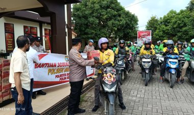 Polsek Bengkong Bareng Cetya Dewi Seribu Tangan Cahaya Garden Beri Bantuan Sembako ke Ojol Sinergi Jaga Keamanan