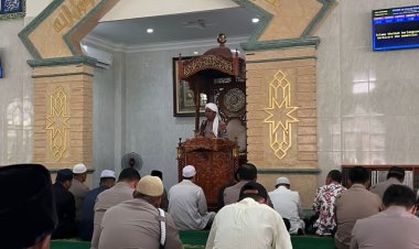 AIPDA NULKARIM BAO JADI KHATIB SHOLAT JUMAT DI POLDA KEPRI, SUARA MERDU PUKAU JAMAAH