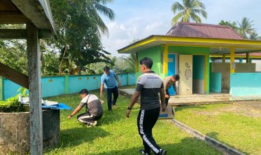 Wujudkan Kepedulian dan Kedekatan dengan Masyarakat, Polsek Singkep Barat Gelar Aksi Jumat Bersih di Masjid Al Inayah
